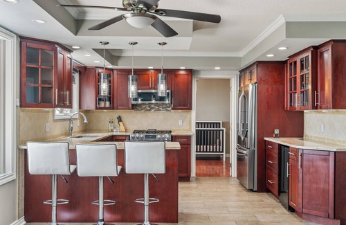Romney Cottage | Charming lakefront 4-bedroom cottage with swimming pool & tennis court