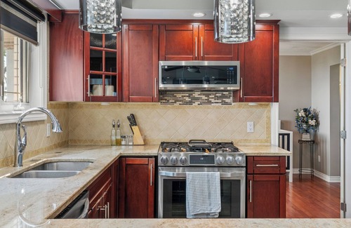 Romney Cottage | Charming lakefront 4-bedroom cottage with swimming pool & tennis court