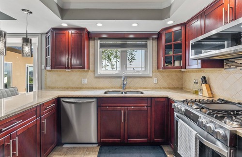 Romney Cottage | Charming lakefront 4-bedroom cottage with swimming pool & tennis court