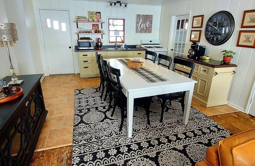 Ely Cottage | Charming lakeshore cottage in Ely. The perfect family or couples getaway.