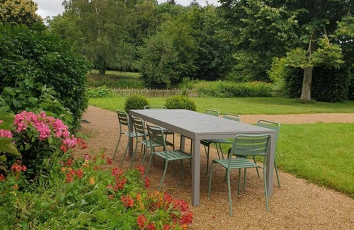 Cosse-le-Vivien Cottage | Charming Lakeside Manor with Garden, Ping-Pong, Biking, and Fishing