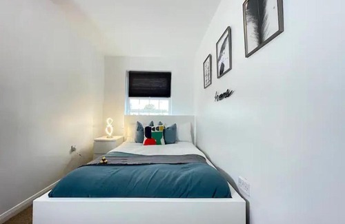 Edgbaston Apartment | Charming & Large Home - Gateway to Birmingham City