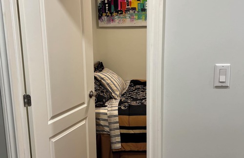 Mount Dennis Cabin | Charming lodge in beautiful Toronto with WiFi, AC, Female Only