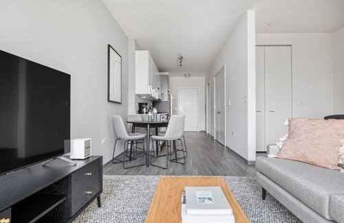 Logan Square Apartment | Charming Logan Square 1BR w/Roof Deck & Gym, 1 block to L, by Blueground