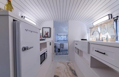 Spicewood House | Charming Luxurious Airstream Beautifully Design with Indoor Bath in Texas