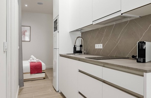 Tetuan Apartment | Charming Madrid Castilla III - Studio for 4 people