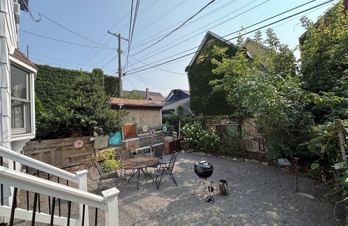 Downtown Buffalo House | Charming Mid Century Modern 4BR House in Allentown, Buffalo, Stylish decor. I