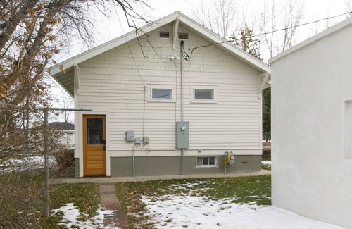 Miles City House | Charming Modern Cottage - Close to everything!