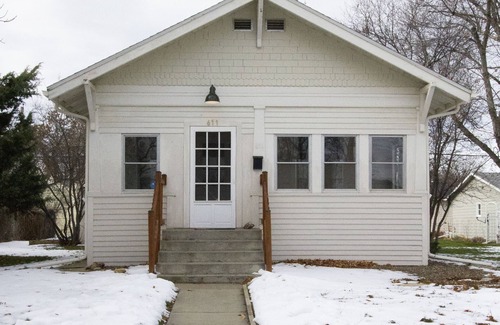 Miles City House | Charming Modern Cottage - Close to everything!