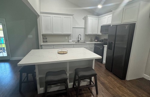 Montgomery House | Charming newly remodeled 3-bedroom house by Lake Conroe -family and pet friendly