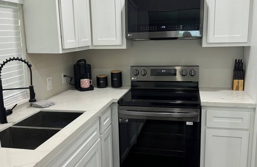 Montgomery House | Charming newly remodeled 3-bedroom house by Lake Conroe -family and pet friendly