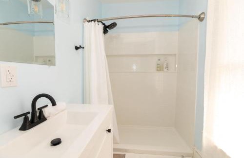 St. Albans Historic District Apartment | Charming & Newly Renovated 2BR in St Albans