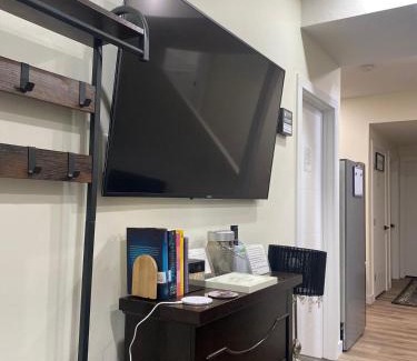 Calgary Apartment | Charming Oasis Tranquil Suite 8 min Airport, AC