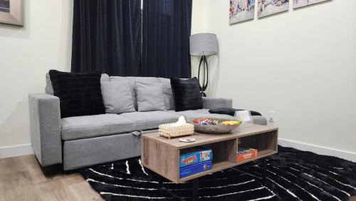 Calgary Apartment | Charming Oasis Tranquil Suite 8 min Airport, AC