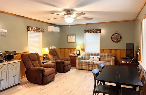 Foster Cottage | Charming one bedroom cottage on Kincaid Lake