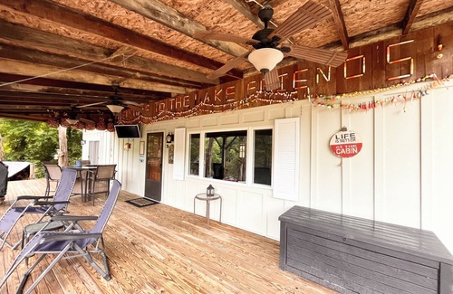 Foster Cottage | Charming one bedroom cottage on Kincaid Lake