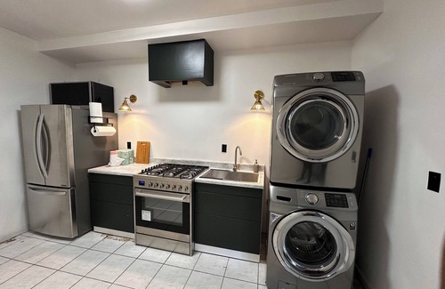 Far Rockaway House | Charming One Bedroom Townhouse, Ground Floor - 10mins to Rockaway Beach