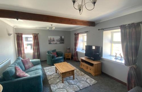 Biggar House | Charming Parlour Cottage at Tinto Retreats near Biggar