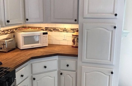 Alexandria House | Charming, Peaceful, Lakeside Retreat Lic1996