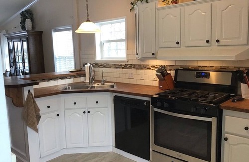 Alexandria House | Charming, Peaceful, Lakeside Retreat Lic1996