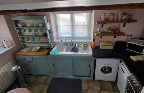 South Milton Cottage | Charming period thatched cottage - close to beach & coast path.