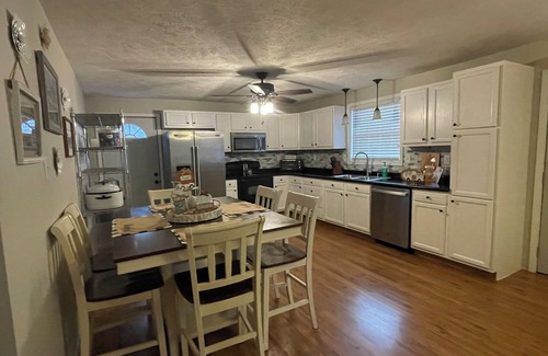 Energy House | Charming pet friendly 3-bedroom 2 Bath house with WiFi, AC in fabulous Energy.