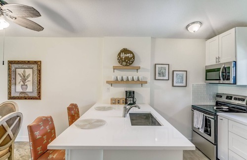 Palm Beach Gardens Cottage | Charming PGA National Getaway -Relax,Dine, and Shop in Florida