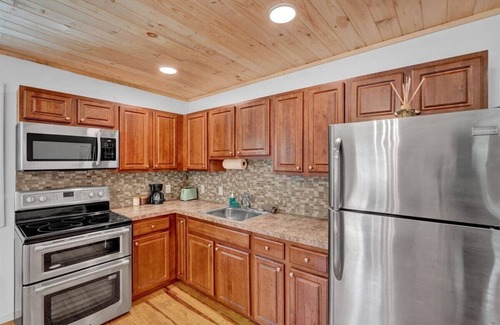 Buck Hill Falls Apartment | Charming Pocono Boutique | Firepits | Pickleball