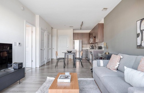 Jefferson Manor Apartment | Charming Potomac Yard City 1BR w/W/D & Gym, nr Airport, by Blueground