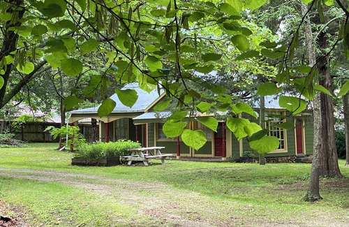 Springfield House | Charming private 1-bedroom Cottage Home in Springfield with AC, WiFi