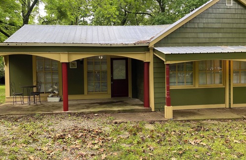 Springfield House | Charming private 1-bedroom Cottage Home in Springfield with AC, WiFi