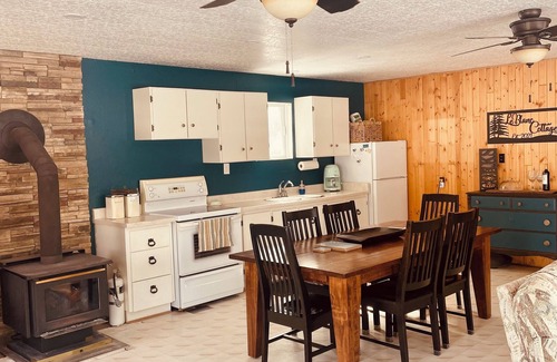 Magnetawan Cottage | Charming Private Lakefront Cottage - Ideal for Nature Lovers & Fishermen