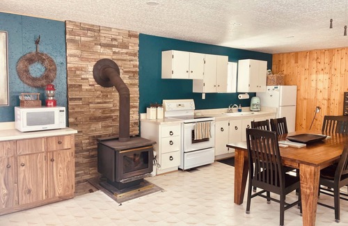 Magnetawan Cottage | Charming Private Lakefront Cottage - Ideal for Nature Lovers & Fishermen