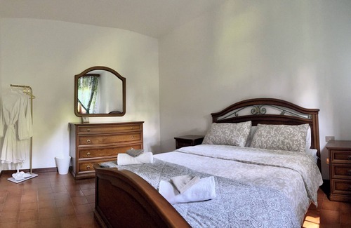 Asso Bed & Breakfast | Charming private room and bathroom with waterfall shower in guesthouse