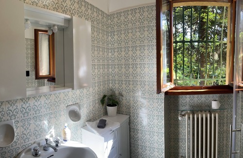 Asso Bed & Breakfast | Charming private room and bathroom with waterfall shower in guesthouse