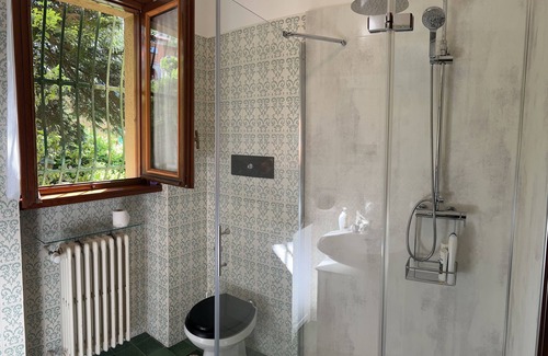 Asso Bed & Breakfast | Charming private room and bathroom with waterfall shower in guesthouse