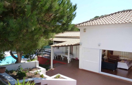 Charneca de Caparica e Sobreda Villa | Charming Aroeira Villa | 3 Bedrooms | Villa Charneca | Private Pool | Close to.