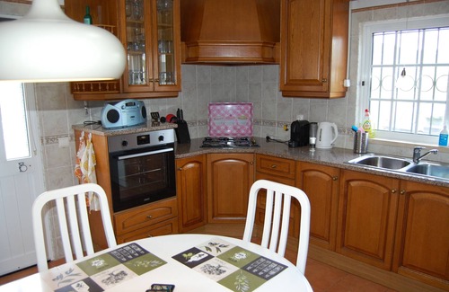 Charneca Villa | Charming villa with 3 bedrooms, WiFi, central heating and sea views