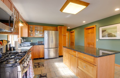 Putney House | Charming Putney Home: Porch, Grill & Hiking Trails