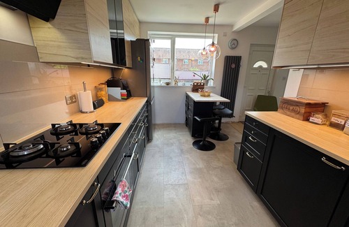 Reading House | Charming Reading Garden House Pet Friendly
