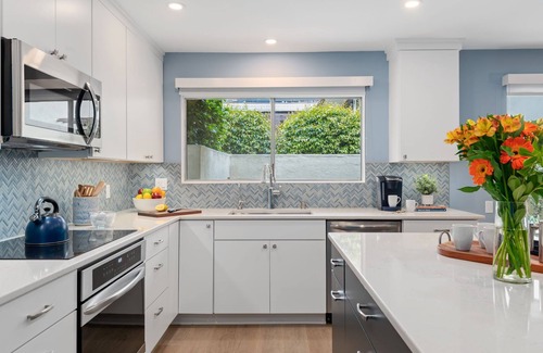 Upper East Condo | Charming Remodeled Uptown Condo with Pool