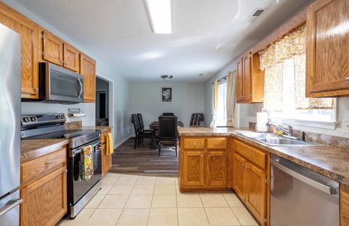 Stateburg House | Charming renovated 3-bedroom home in Dalzell with WiFi and fully furnished