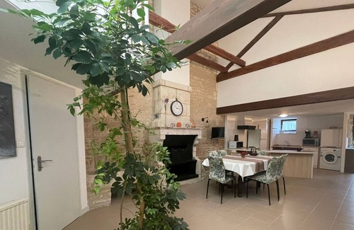 Benet Cottage | "Charming Renovated Barn in Marais Poitevin - WiFi, Private Garden, Near Niort"