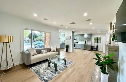 Reseda House | Charming Renovated Home w/Big Yard