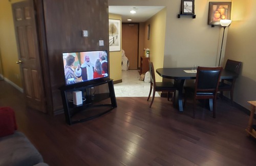 Church and Wellesley Condo | Charming Retreat Just Moments from Dundas Square & the Eaton Centre