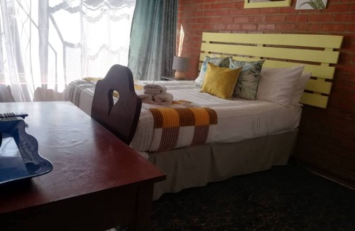 Bulawayo House | Charming Retreat with Spacious Rooms, Lush Garden, and Ideal for Group Stays