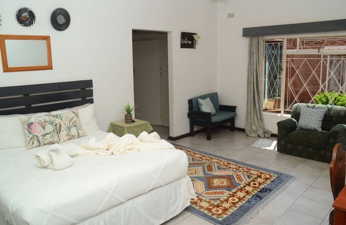 Bulawayo House | Charming Retreat with Spacious Rooms, Lush Garden, and Ideal for Group Stays