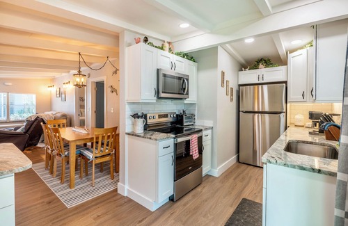Sebastian Cottage | Charming Riverfront 2/2 Cottage with Private Docks, Wifi, Cable, and A/C