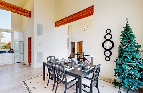 Edwardsville House | Charming Riverfront House with Stunning Views and Modern Amenities