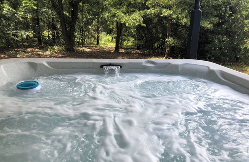Guthrie Cottage | Charming romantic Guthrie cottage, hot tub, jacuzzi, homemade breakfast, massage